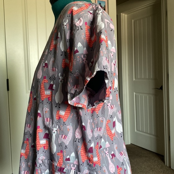 ZOE + CHLOE Llama Scrub Top Size XL - Picture 2 of 5